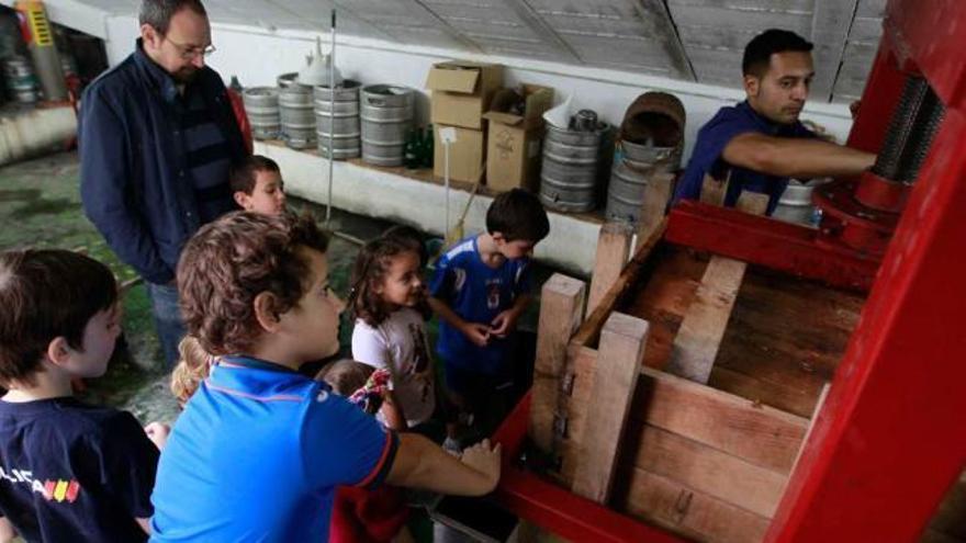 La elaboración de la sidra, un juego de niños en el Centro Asturiano