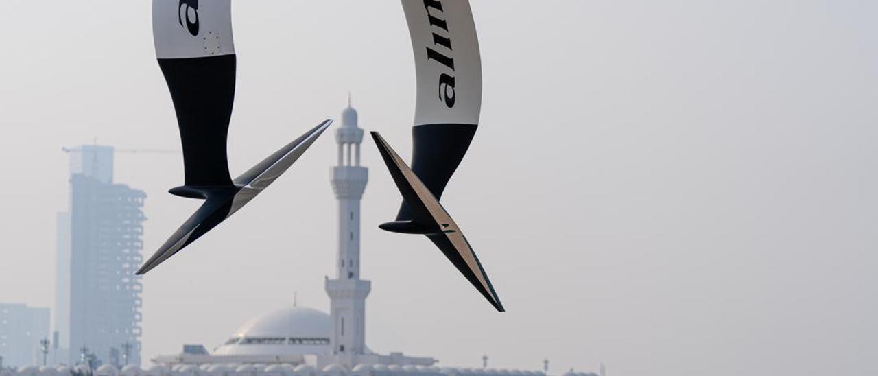 Las hidroalas del AC40 del equipo Alinghi Red Bull Racing, poco después de salir del agua tras la regata preliminar de la Copa América de vela, en Jeddah.