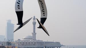 Las hidroalas del AC40 del equipo Alinghi Red Bull Racing, poco después de salir del agua tras la regata preliminar de la Copa América de vela, en Jeddah.