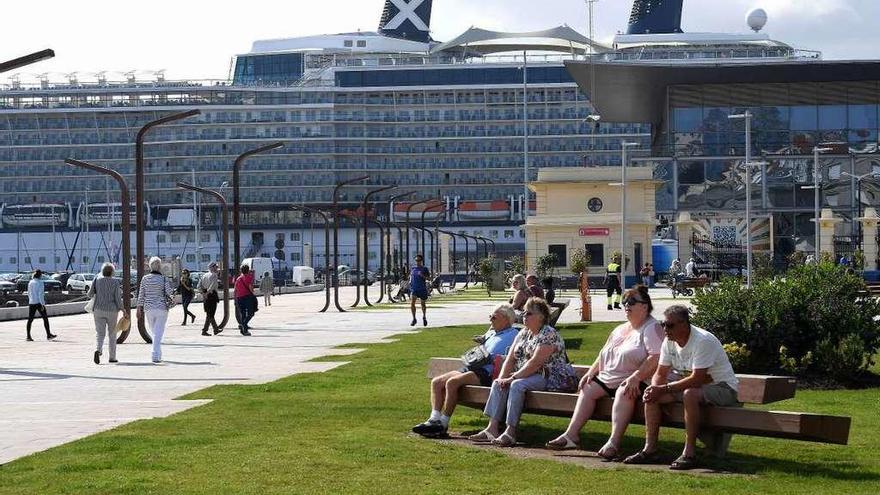 Turistas disfrutando del buen tiempo en A Coruña.