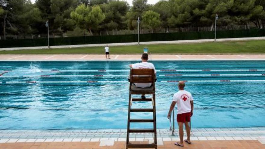 La piscina municipal abrirá con 15 días de retraso por la falta de  socorristas - Información