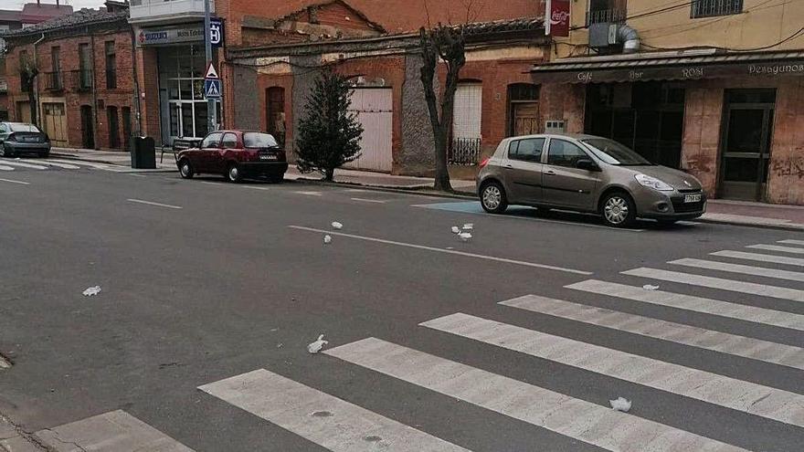 Acumulación de guantes en un paso de cebra de la avenida El Ferial.