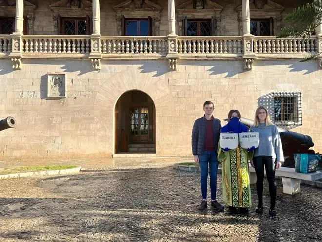 Nuevas Generaciones de Baleares entrega carbón a Armengol por "llevar 8 años olvidándose de los jóvenes"