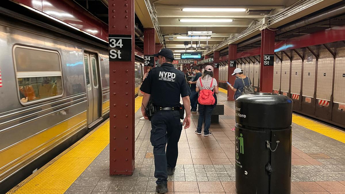 Un policía en la estación de metro tras el ataque