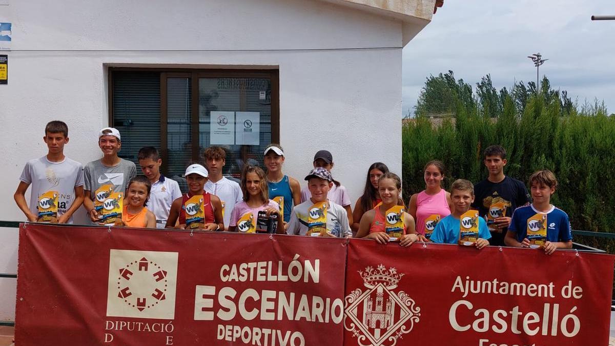 Los ganadores del Warrior Tour posan con sus respectivos trofeos en el Club de Tenis Castelló.