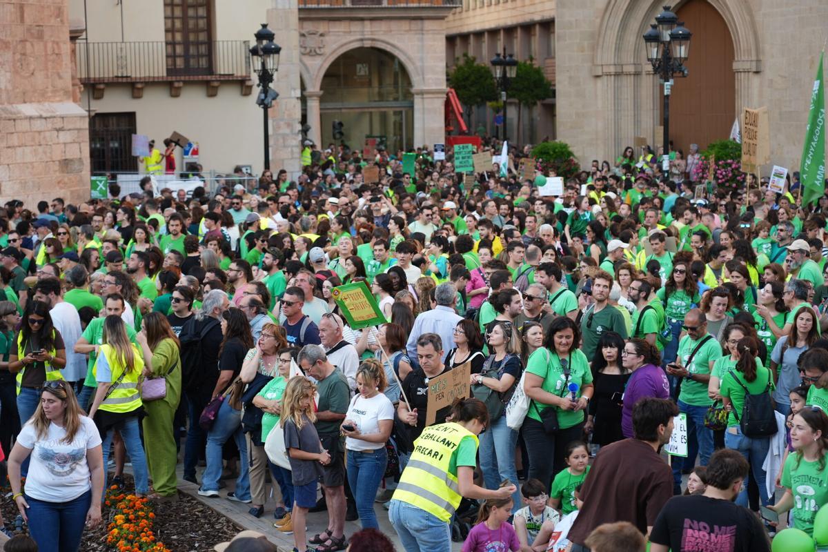 El profesorado protagoniza una histórica y multitudinaria manifestación en Castelló
