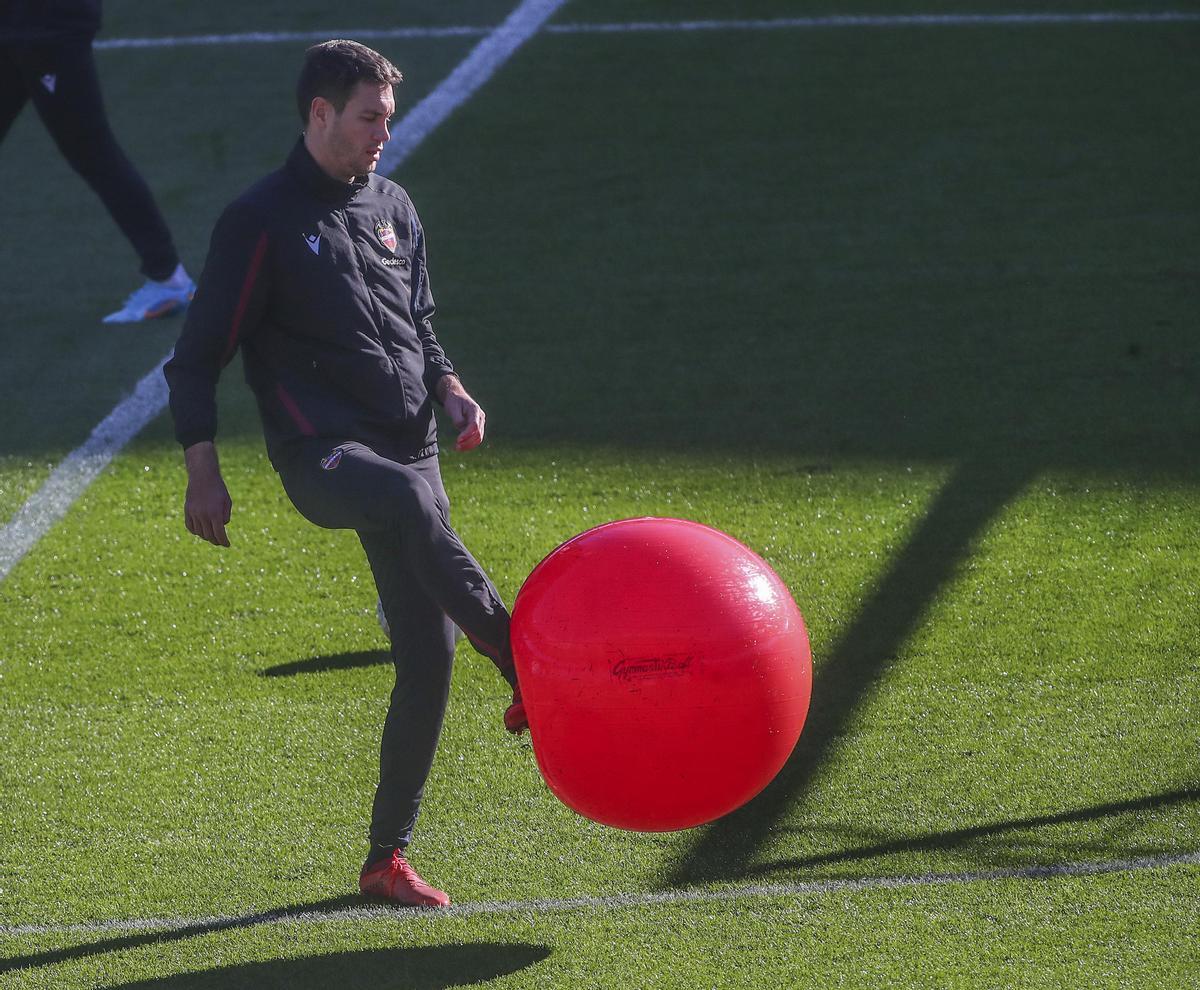 Nikola Vukcevic, durante un entrenamiento en el Ciutat de València