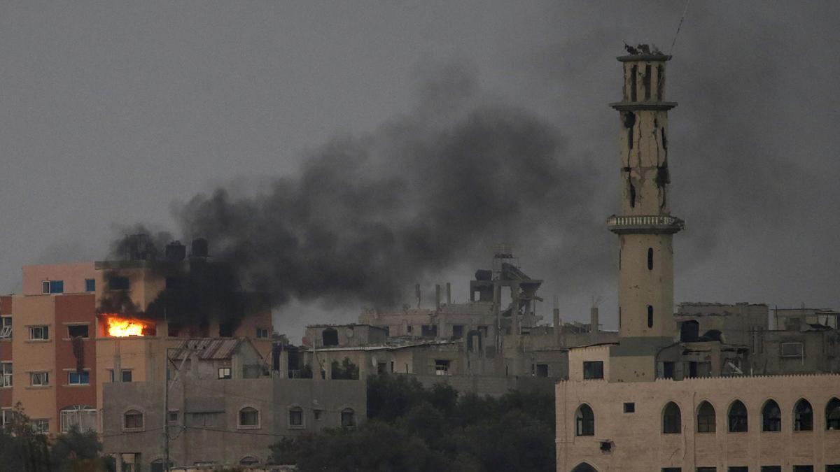 Fuego sobre un edificio de Gaza tras un bombardeo de Israel, en una imagen de la pasada semana.