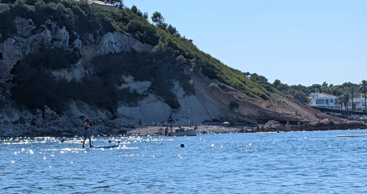 La embarcación quedó fondeada casi en la orilla de esta cala de Xàbia