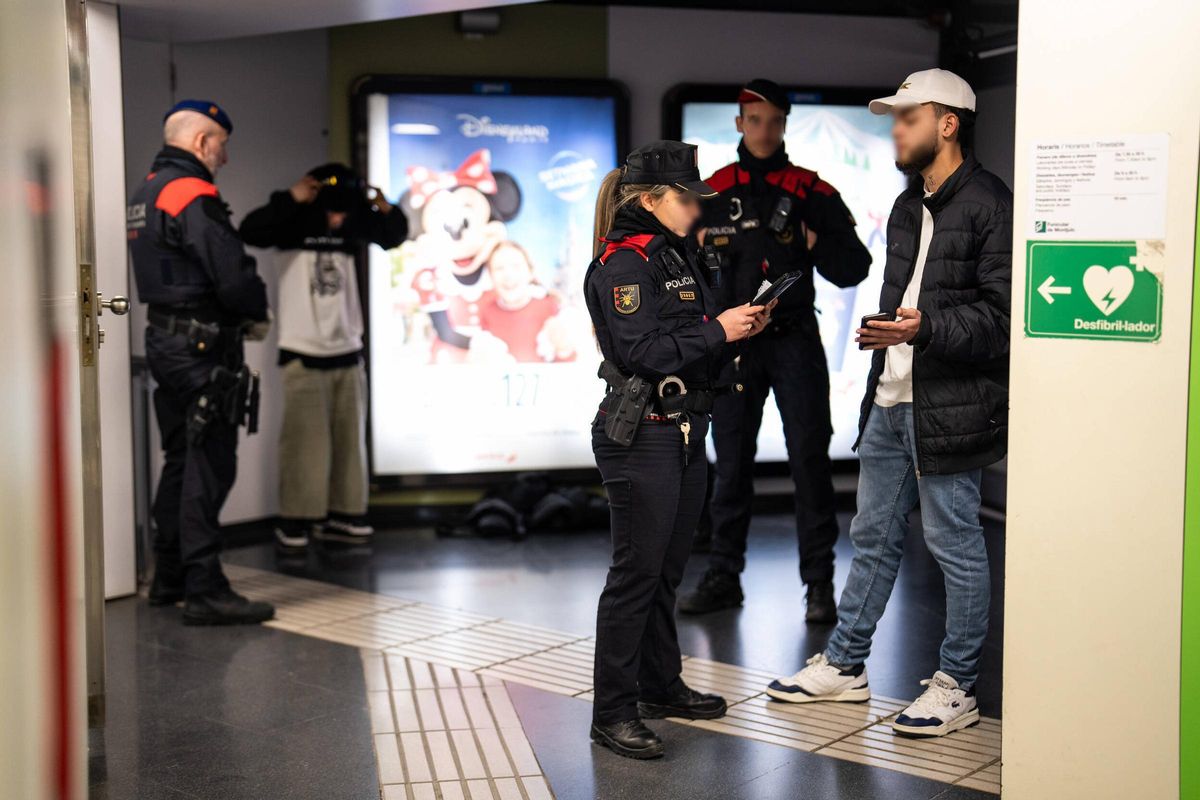 Macrodispositivo de Mossos junto a seguridad de TMB en el Metro de Barcelona