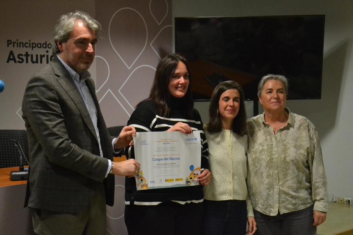 Por la izquierda, Nacho Calviño, presidente de Unicef Asturias, entrega el diploma a Tania Rodríguez, junto a la directora general de Infancia y Familias, Clara Sierra; y Rosa Caballero, responsable de la Oficina Joven de Cangas del Narcea.