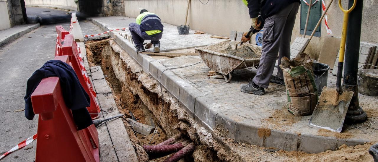 Dos operarios trabajan en la red de alcantarillado de Alcoy, hace unos meses.