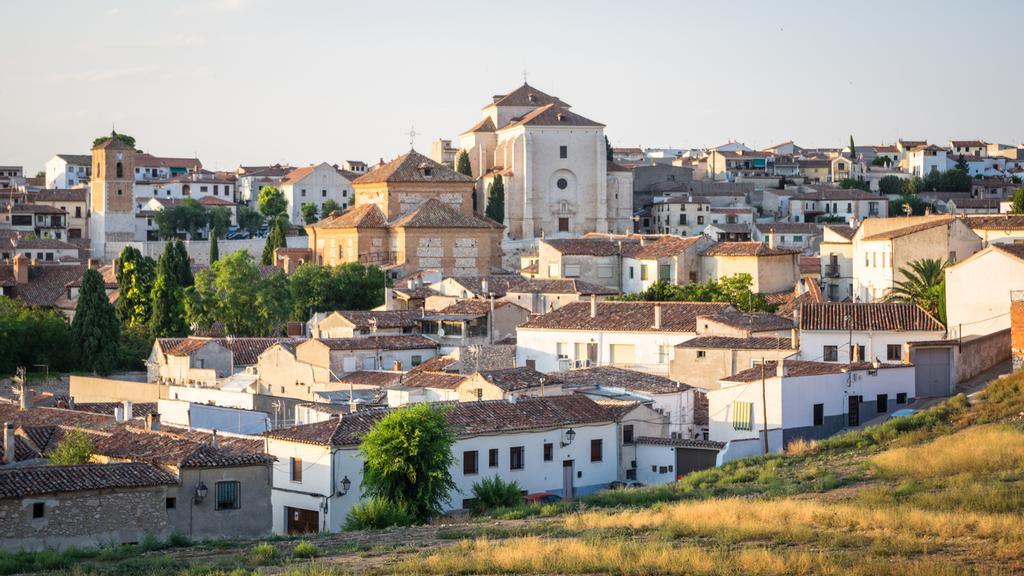 Chinchón combina su encanto histórico con un hermoso entorno natural.