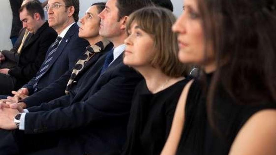 Feijóo (2º i.)y otros representantes, durante el acto.