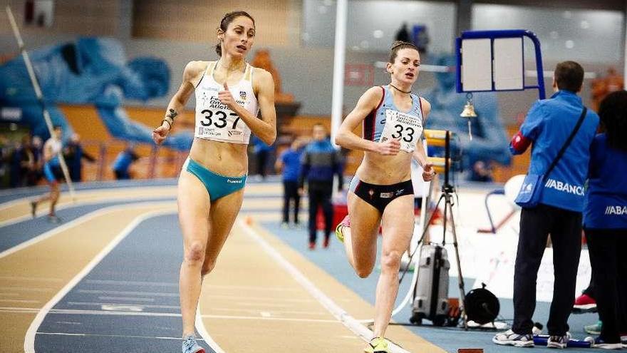 Solange, a la izquierda, durante una prueba en pista cubierta en Ourense. // Agostiño Iglesias