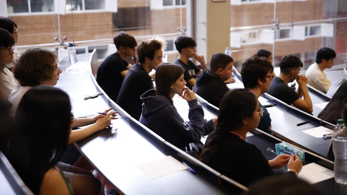 Estudiantes en un aula el primer día de los exámenes de selectividad