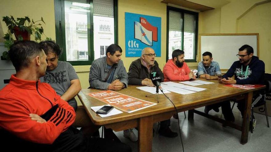 Los representantes sindicales de los trabajadores de las ambulancias de la comarca. // Iñaki Abella
