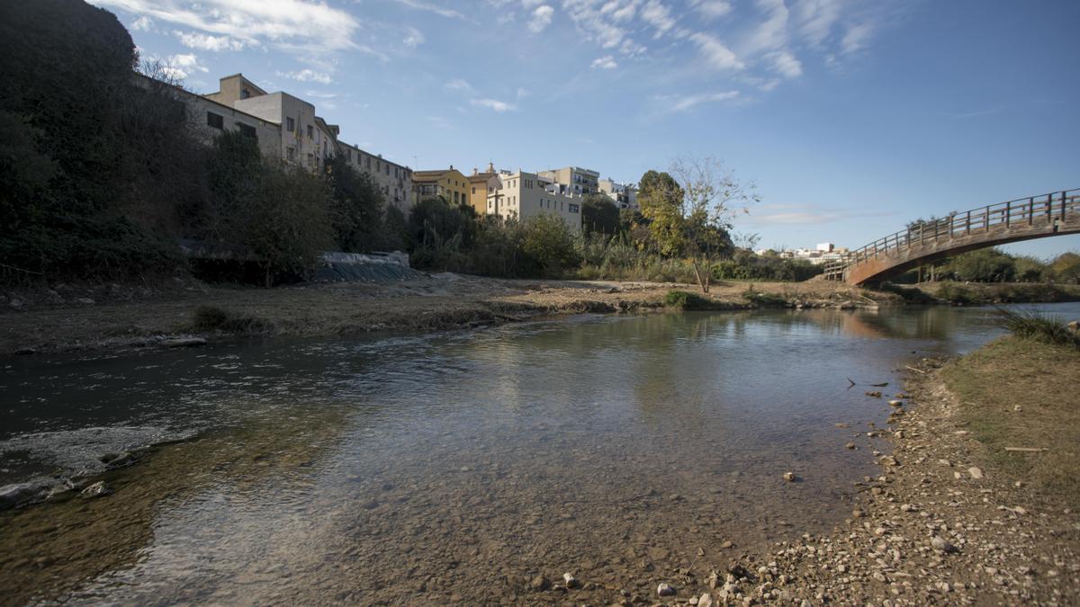 Riba-roja de Túria, con el río que discurre junto al casco urbano.