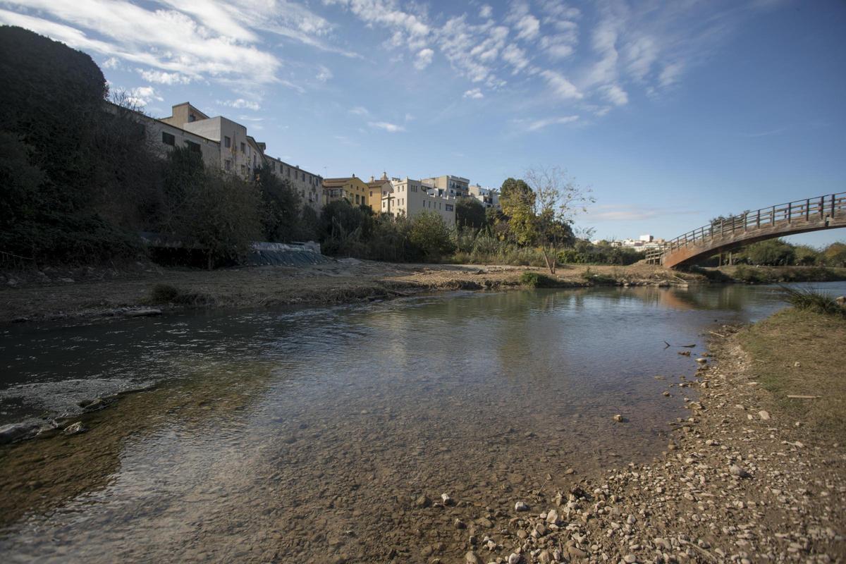 Riba-roja de Túria, con el río que discurre junto al casco urbano.