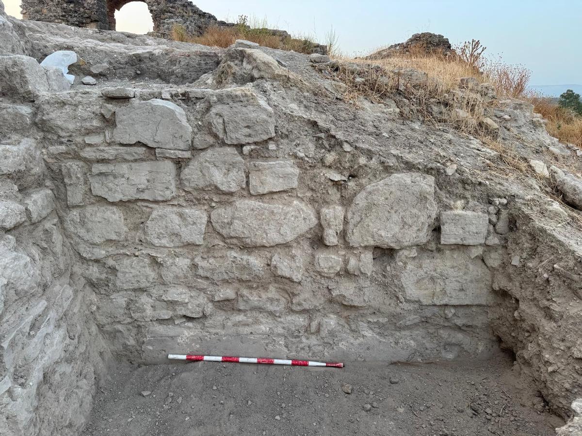 Detalle de la excavación arqueológica en el castillo de Dos Hermanas de Montemayor.