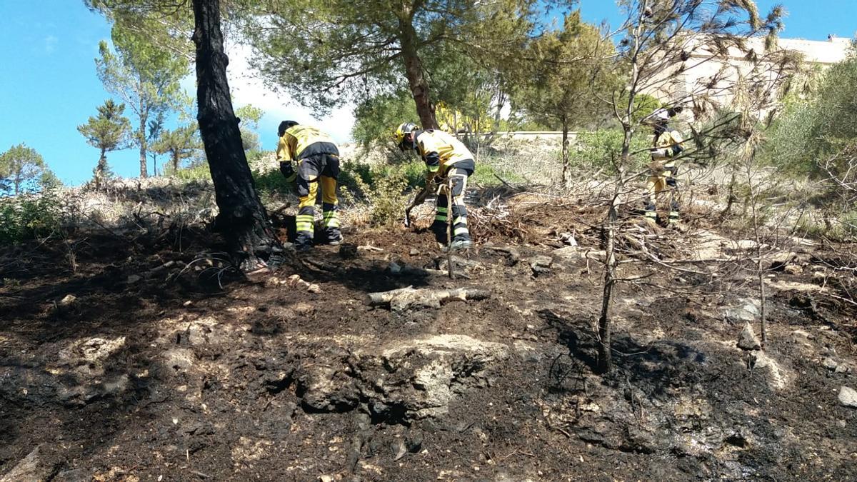 Dos bomberos intervienen para sofocar las llamas en la zona de es Soto