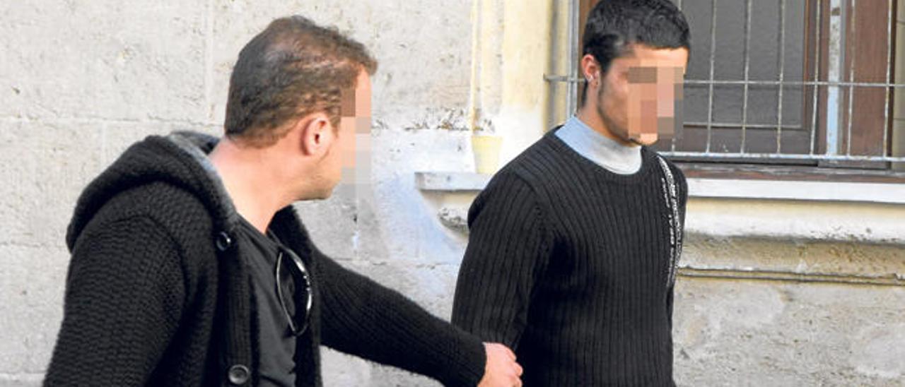 El joven mallorquín condenado, a la derecha, tras su detención en Palma en noviembre de 2009.