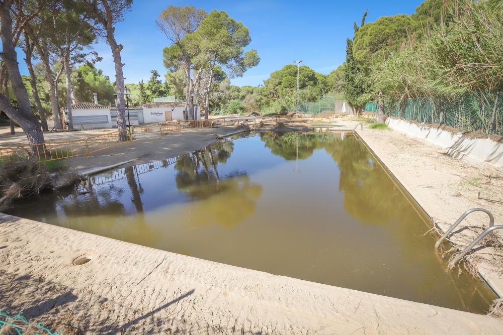 El río Nacimiento causó destrozos en Orihuela Costa en la gota fría en zonas donde se ha ocupado su cauce natural, como el paseo en la playa o los viales y zonas deportivas de varias urbanizaciones