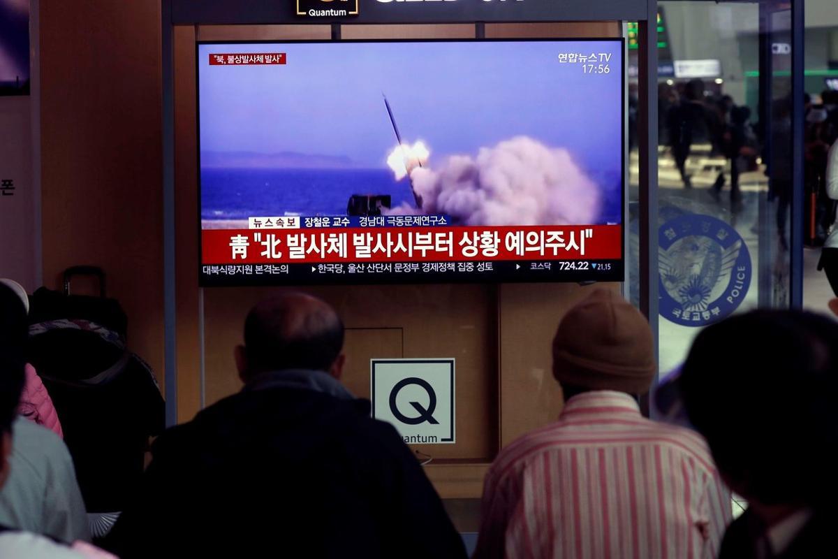 JHK01  SEUL  COREA DEL SUR   09 05 2019 - Varios surcoreanos siguen por television el lanzamiento de una serie de proyectiles no identificados desde Corea del Norte  en la Estacion de Seul  Corea del Sur   este jueves  Corea del Norte ha disparado una serie de proyectiles no identificados apenas cuatro dias despues de realizar otro lanzamiento  segun informo el Estado Mayor Conjunto surcoreano  JCS   EFE  Jeon Heon-kyun