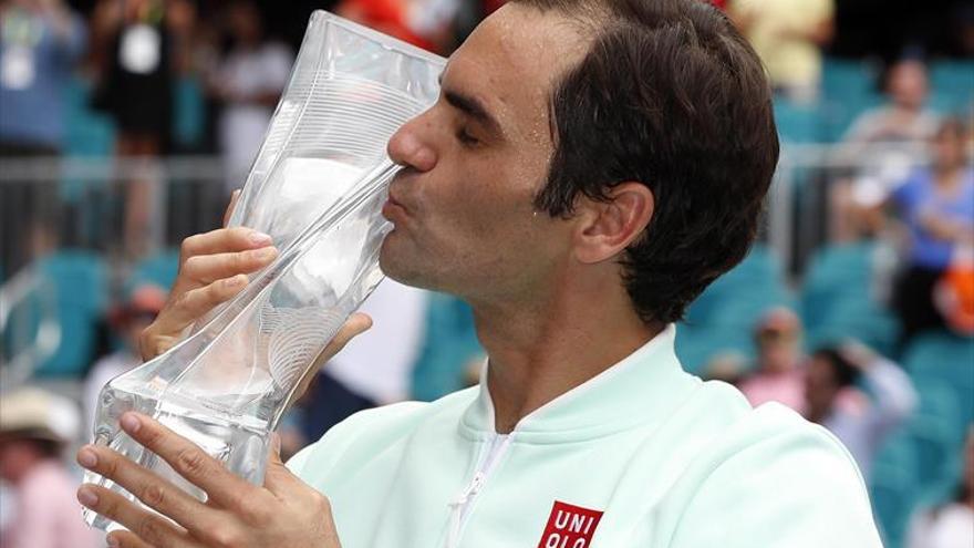 Federer ‘tritura’ a Isner y conquista Miami (6-1 y 6-4)