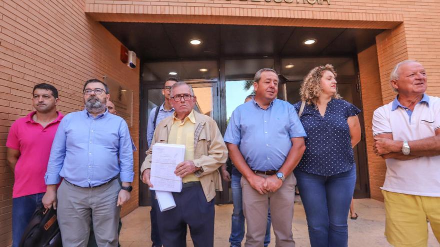 Los responsables de las comunidades de regantes y del Juzgado de Aguas de Orihuela, a la salida del juzgado tras interponer la denuncia