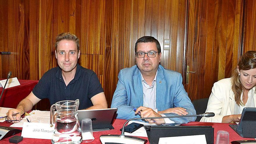 Masquef i Arbolí durant un ple de Figueres (d&#039;esquerra a dreta).