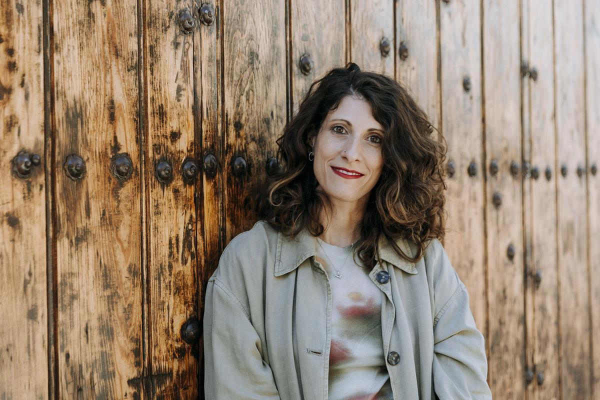 La periodista y escritora Diana Oliver, autora de 'Deberías alegrarte', en Madrid.