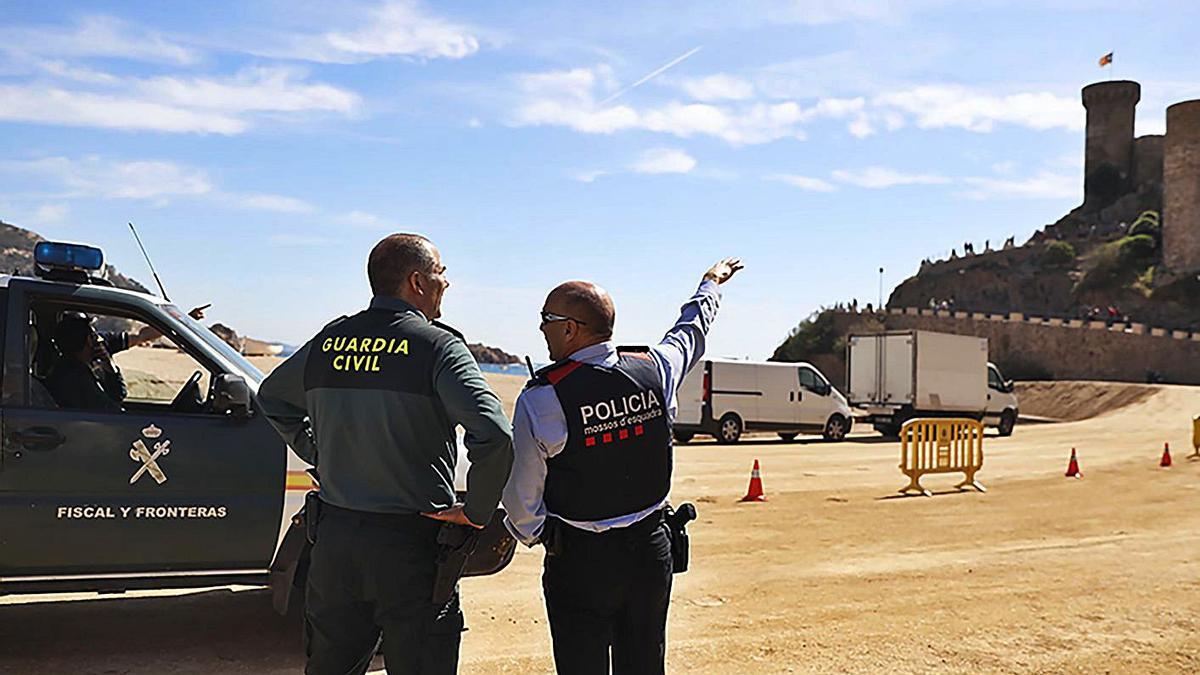 Mossos i Guàrdia Civil durant un dispositiu de recerca d’una desaparegut a Tossa, foto d’arxiu. | DAVID APARICIO