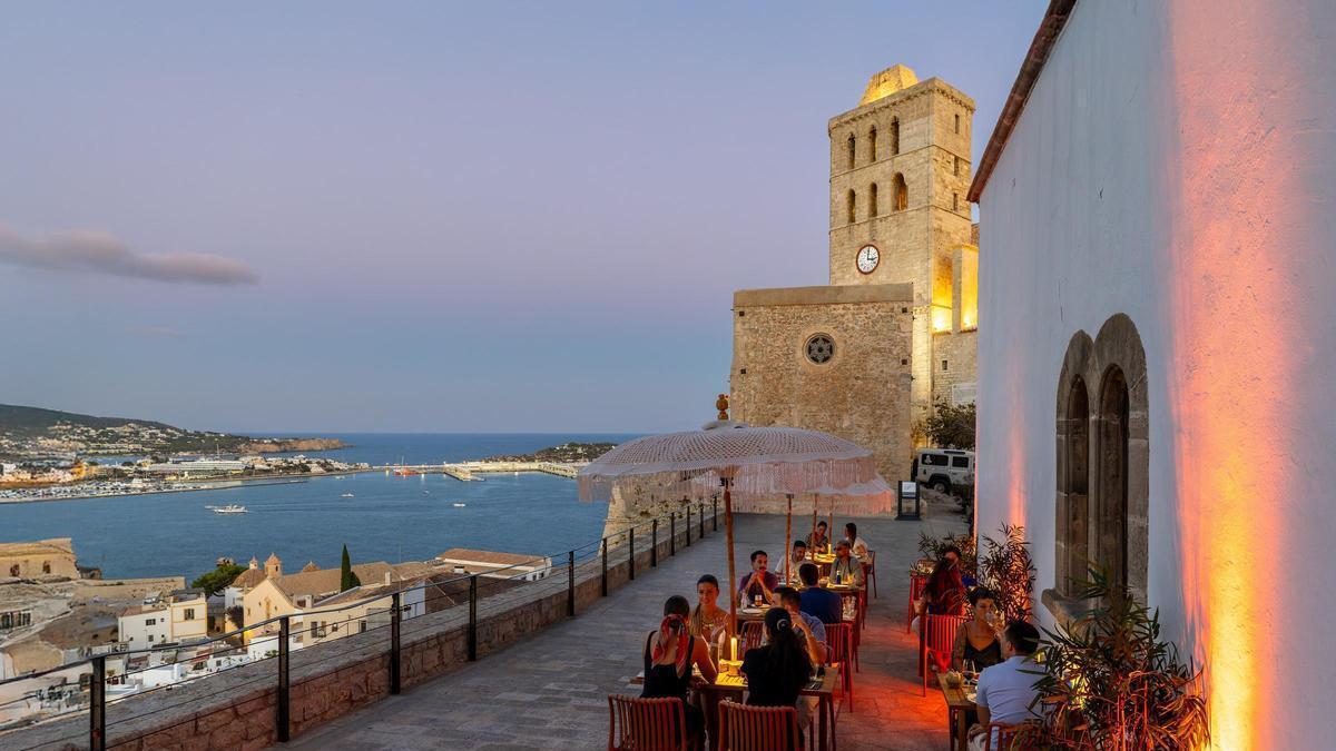La Catedral: la nueva terraza de Nassau Group en Dalt Vila donde disfrutar de tapas y vinos de altura.