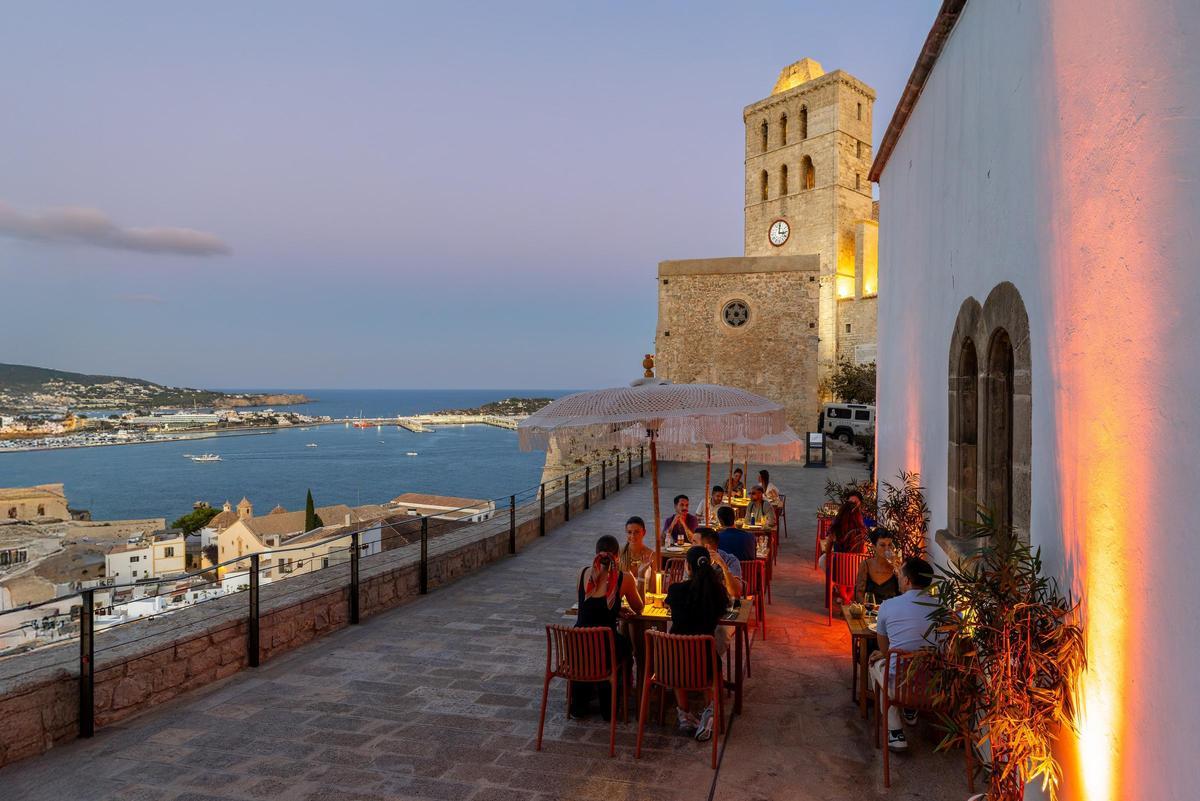 La Catedral: la nueva terraza de Nassau Group en Dalt Vila donde disfrutar de tapas y vinos de altura.