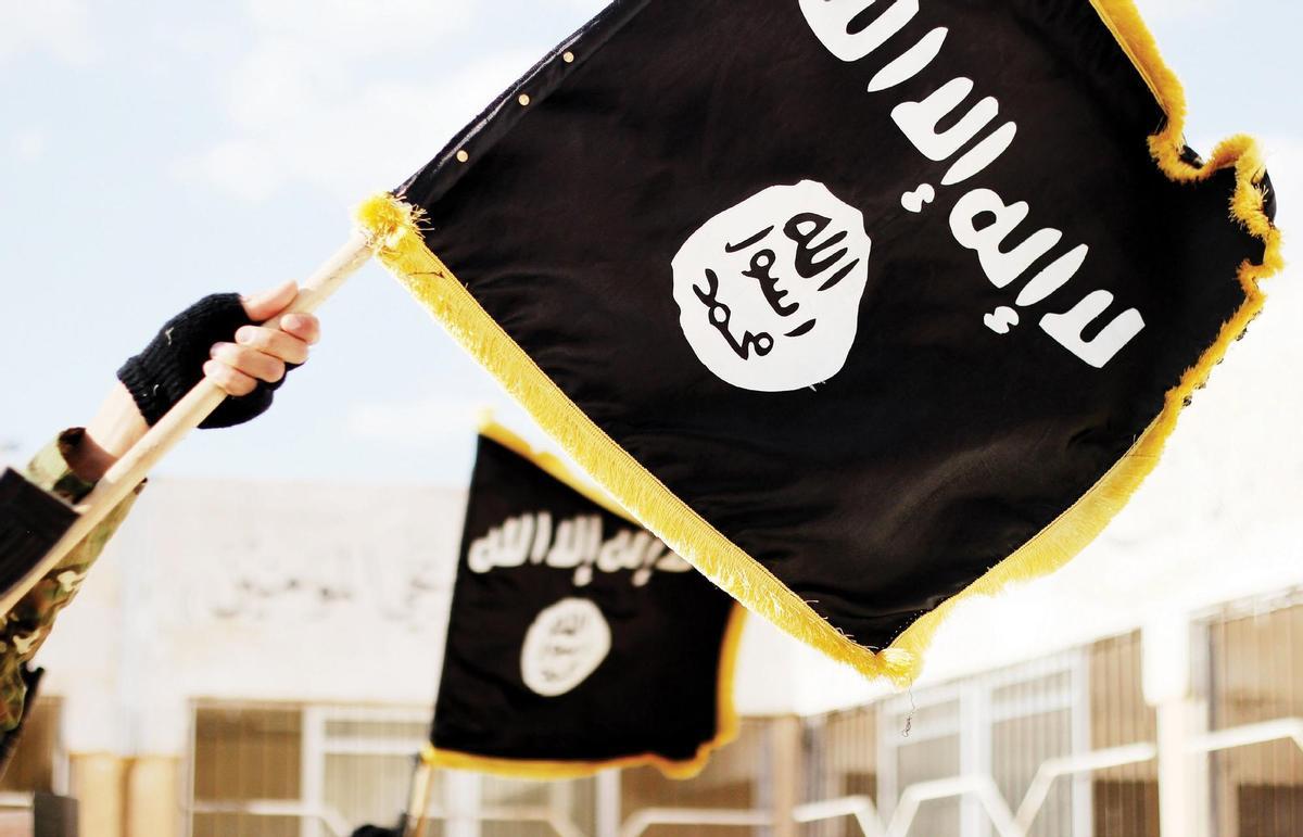 Bandera de Estado Islamico en la ciudad de Raqqa (Siria).