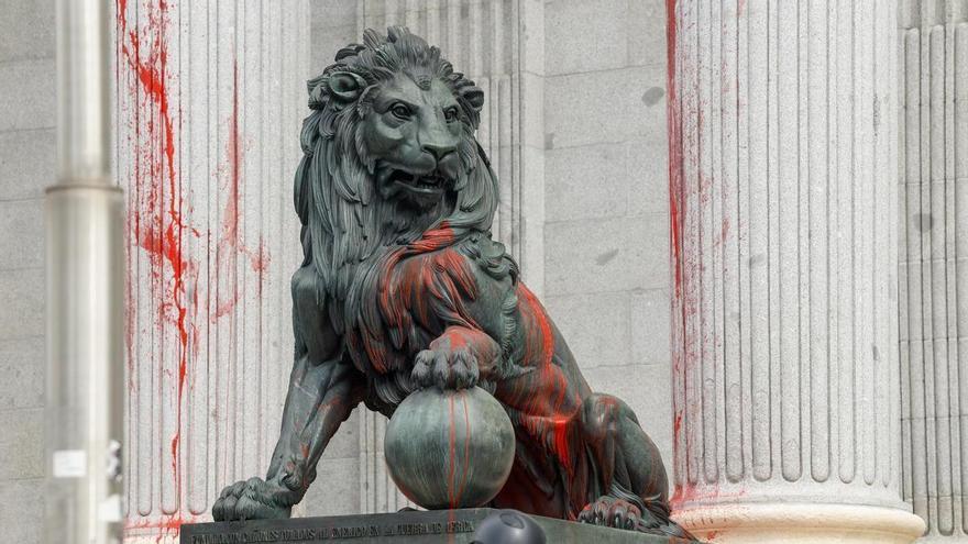 La Fiscalía pide cárcel para los nueve activistas que lanzaron pintura roja a los leones del Congreso
