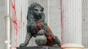 Imagen del león del Congreso de los Diputados manchado con pintura roja en las protestas climáticas del 30 de marzo de 2023.