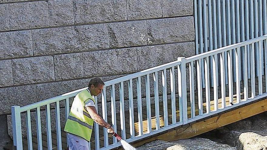 Trabajador del servicio de limpieza del Concello. // J.Regal