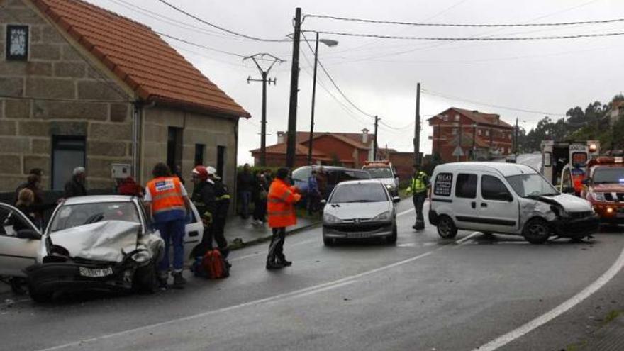 Estado en el que quedaron los vehículos tras la colisión en el entorno de A Borna.  // C.G.