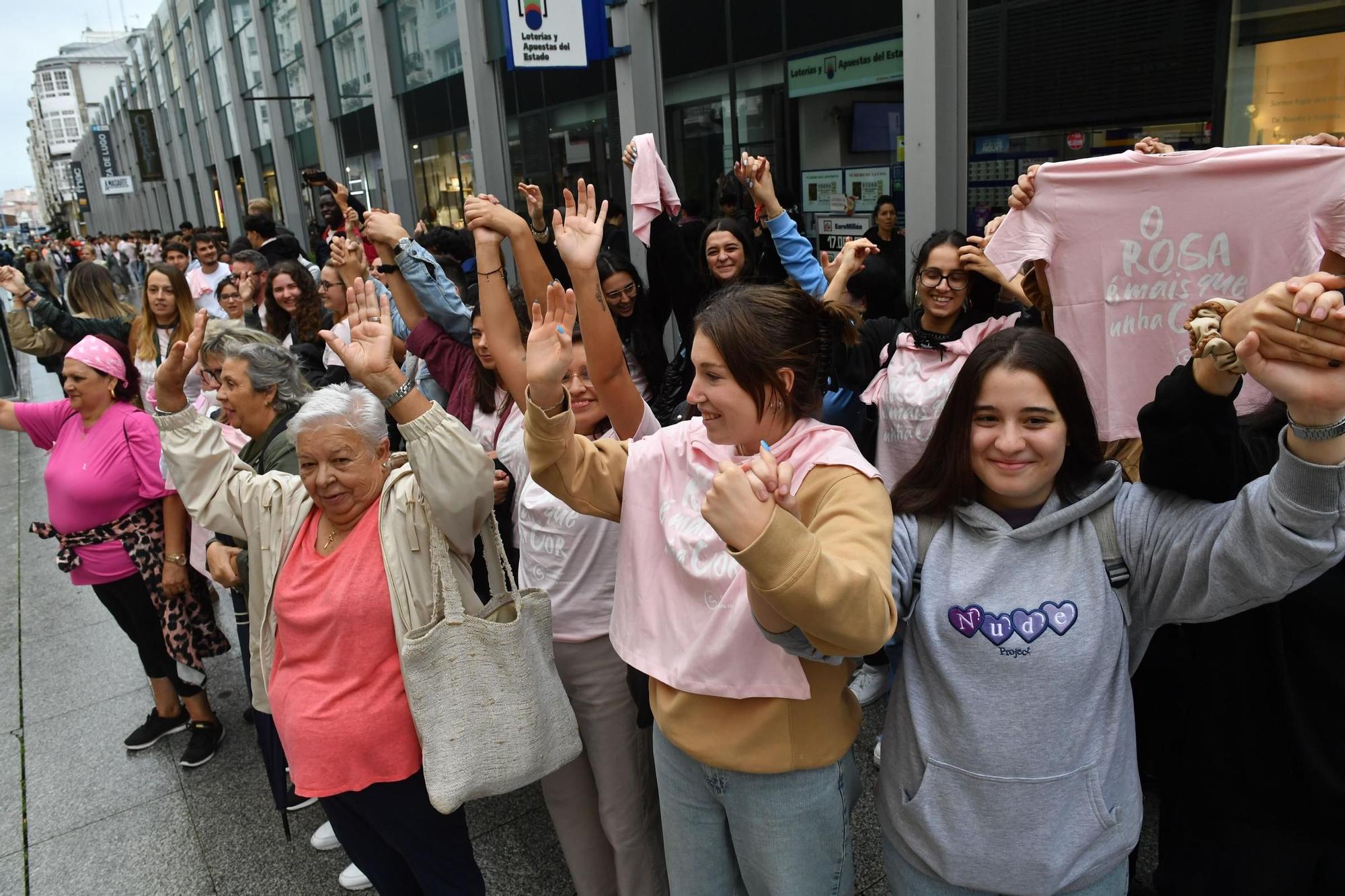 Una cadena humana conmemora el Día mundial contra el cáncer de mama