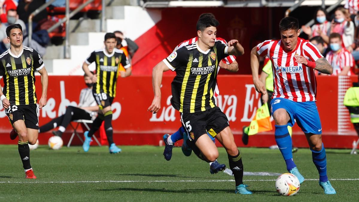 Jaume Grau, durante el partido en Gijón.