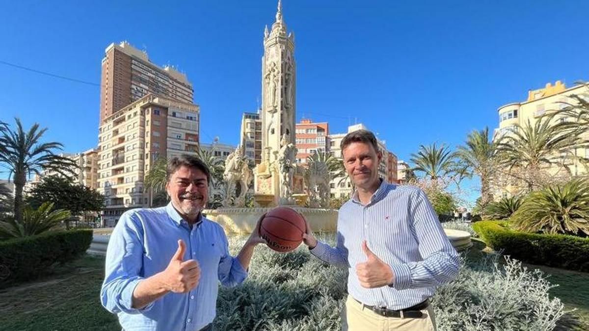 El alcalde de Alicante, Luis Barcala, cuando presentó a Toni Gallego como parte de su lista electoral.