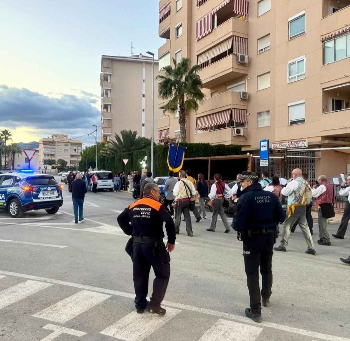 Uno de los últimos voluntarios de Protección Civil, junto a un agente.
