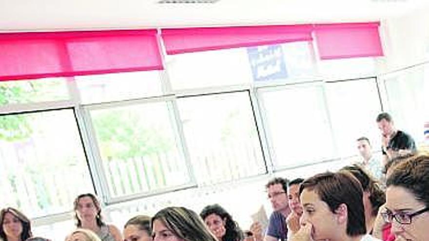 Familias que ayer asistieron a la reunión celebrada en la escuela de Montevil.