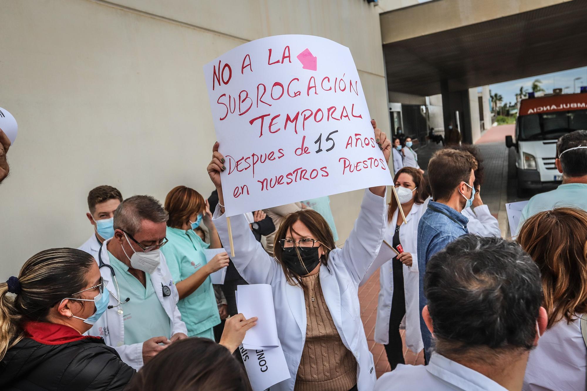 Protesta de los médicos sin MIR a las puertas del Hospital Universitario de Torrevieja