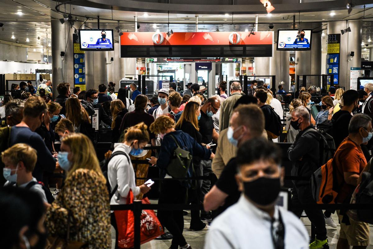 Pasajeros en el Aeropuerto Internacional de Miami en Florida.