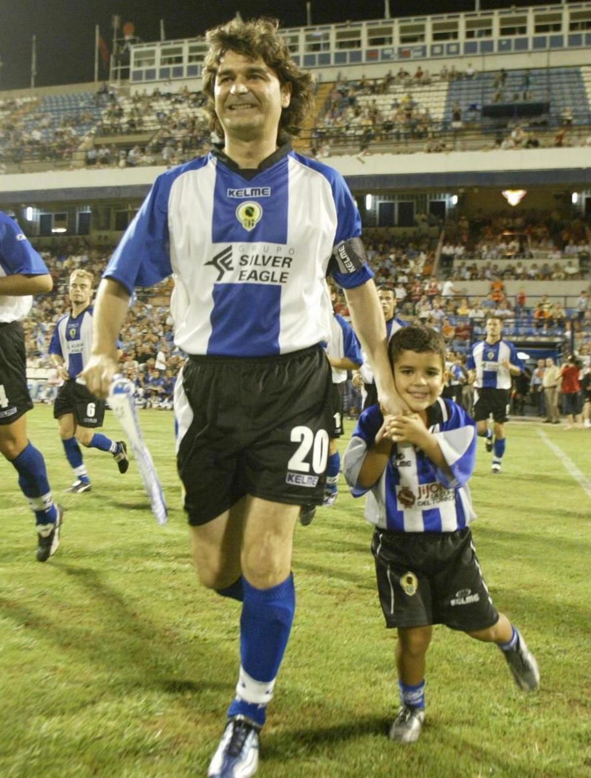 Paquito salta al terreno de juego del Rico Pérez junto a su hijo Andy.