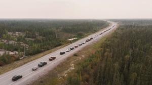 Decenas de vehículos abandonando Yellowknife por la autopista que conecta con el sur de Canadá