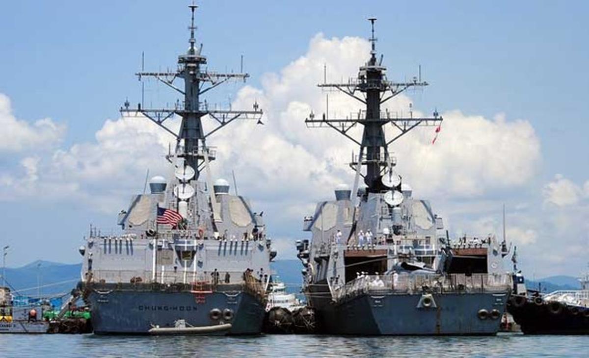 Els vaixells de l’armada nord-americana, l’USS Chung-Hoon (i) i l’USS Howard (d) a port durant una visita a Puerto Princesa City, a l’illa sud-occidental de Palawan, Filipines.